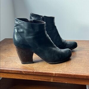 Coclico Black Leather Ankle Boots